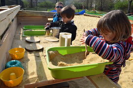 Cecilienstift Kneipp-Kita Rappelkiste, Kinder spielen im Sand