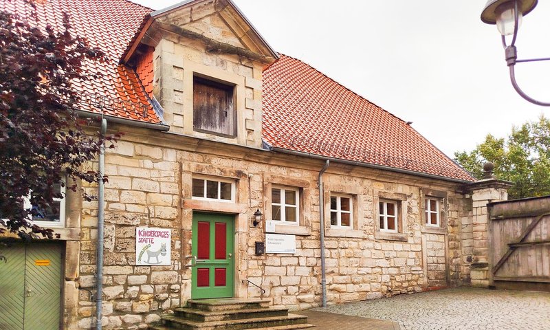 Außenbereich Kita Schaukelpferd