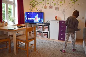 Cecilienstift Betreutes Familienwohnen, Wohnzimmer mit Fernseher