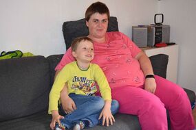 Cecilienstift Betreutes Familienwohnen, Mutter mit Sohn auf der Couch