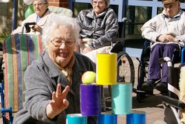 Cecilienstift Stationäre Pflege im Seniorenzentrum Nord, Senioren spielt