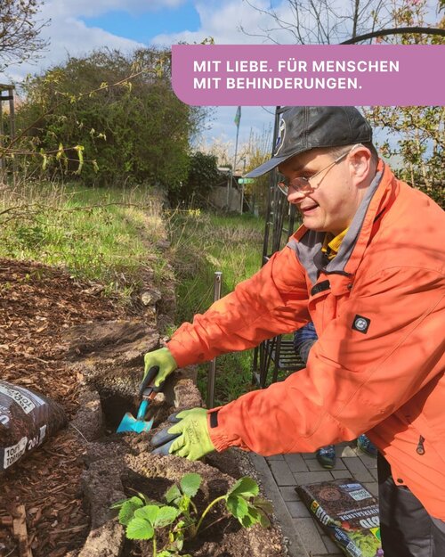 Im Duft- und Tastgarten der Villa Klus ist etwas Schönes entstanden 🌱🐦

Gemeinsam haben unsere Bewohner ein Vogelhaus...
