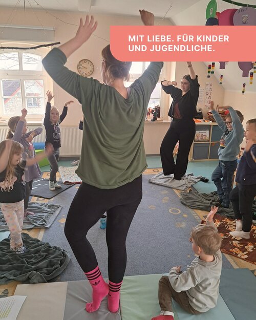 Eine kleine Yogareise im Spatzennest 🧘🏻‍♀️🕉️

Kürzlich besuchte uns Yogalehrerin Ann-Kathrin Miehe in der Kita...